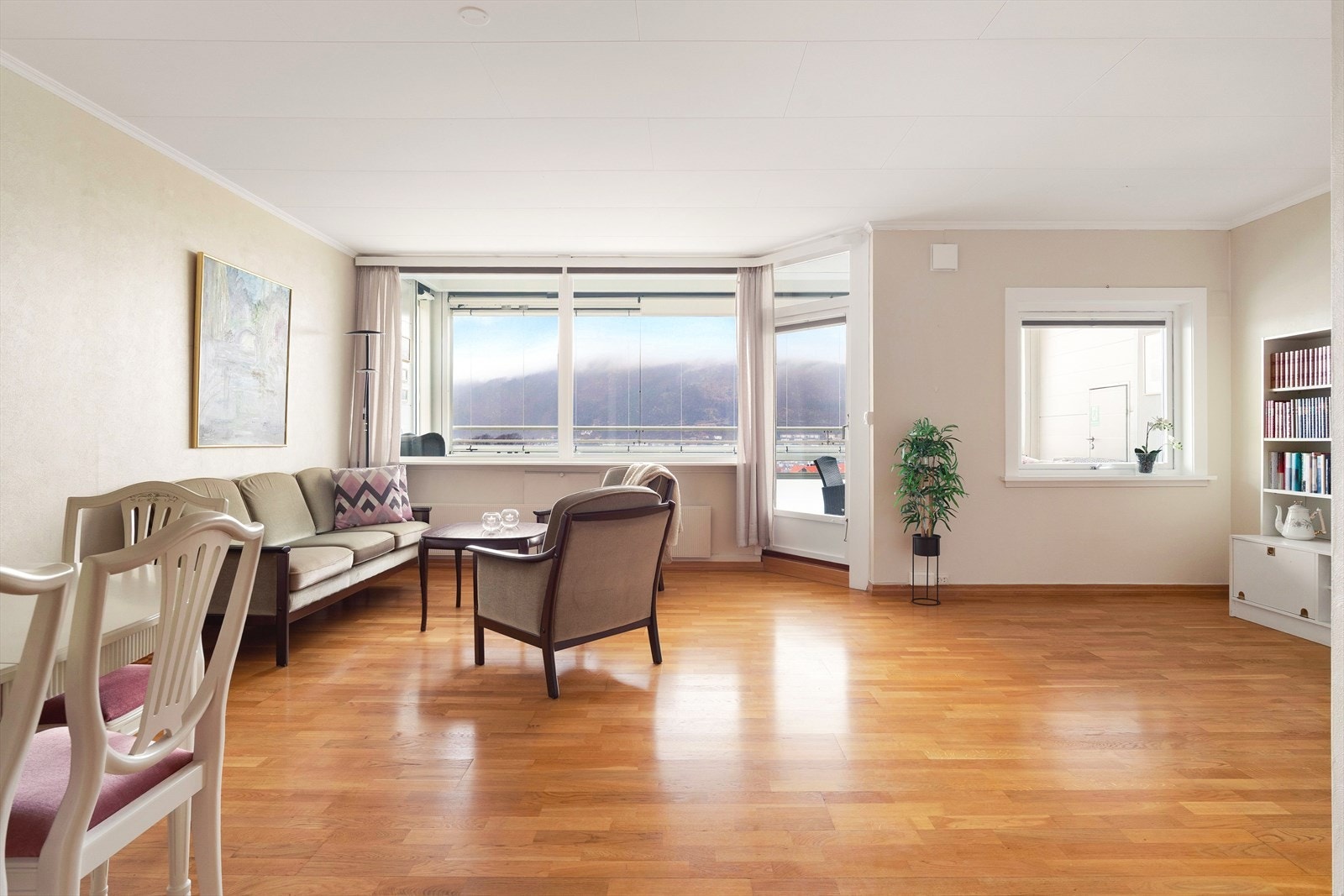 Stuen er lys og luftig, og måler hele 30,4 kvm. Galleribilde