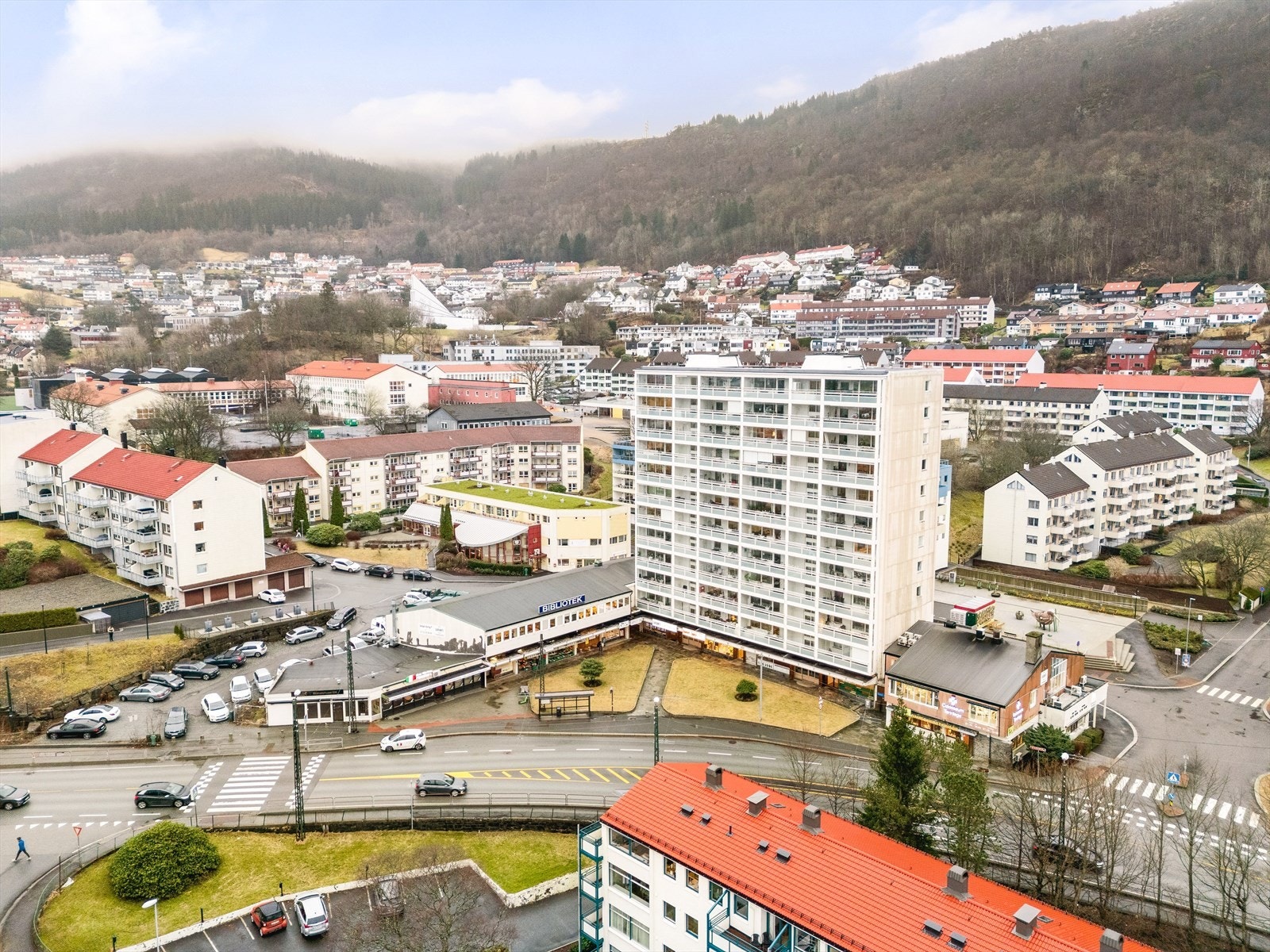 Leiligheten befinner seg midt i smørøyet i den populære høyblokken på Landåstorget. Galleribilde