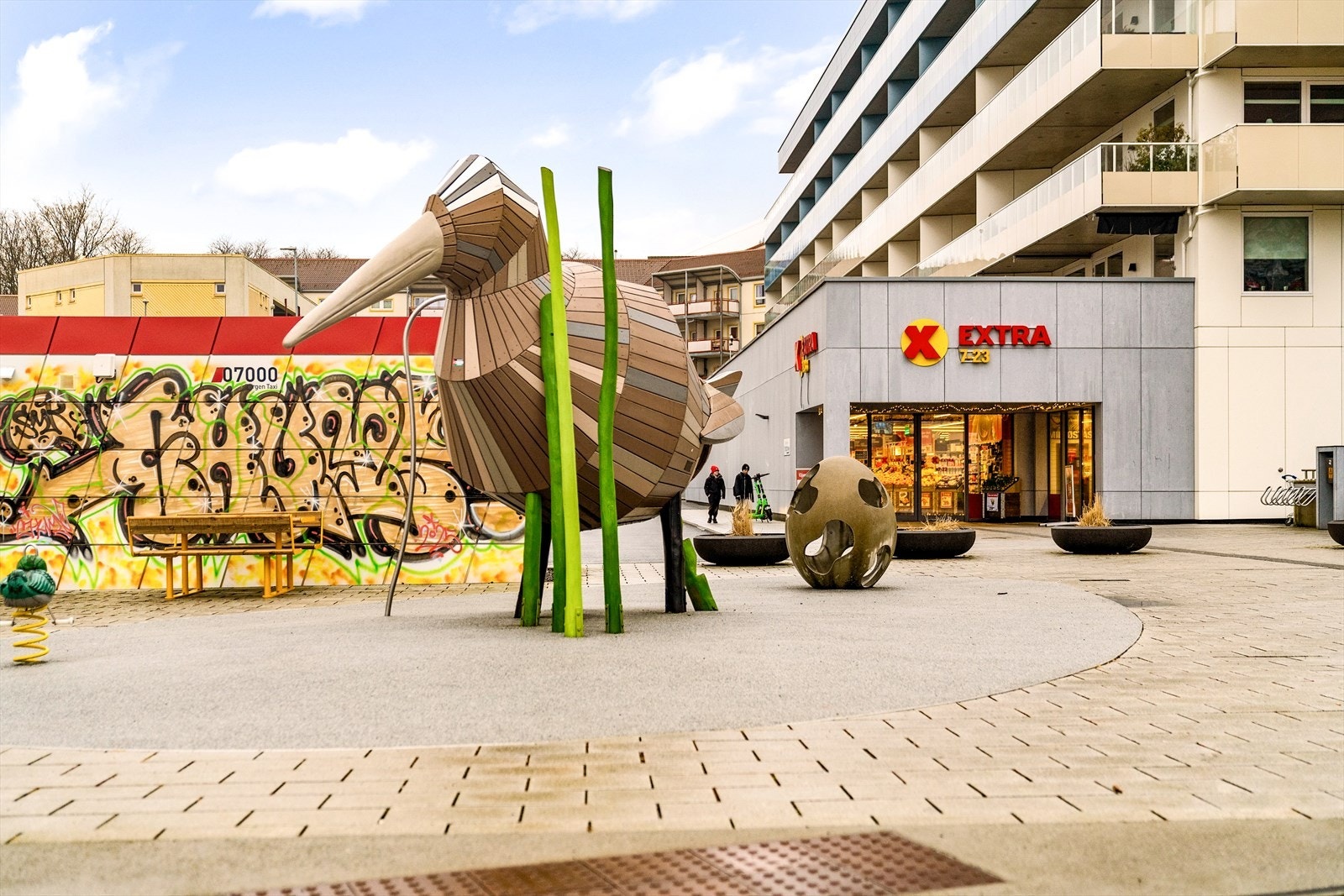 Flere dagligvarebutikker i kort gangavstand; bl.a. Extra like bak høyblokken, Kiwi Birkeveien (ca. 300 m) eller Rema 1000 Landås (ca. 400 m). Galleribilde