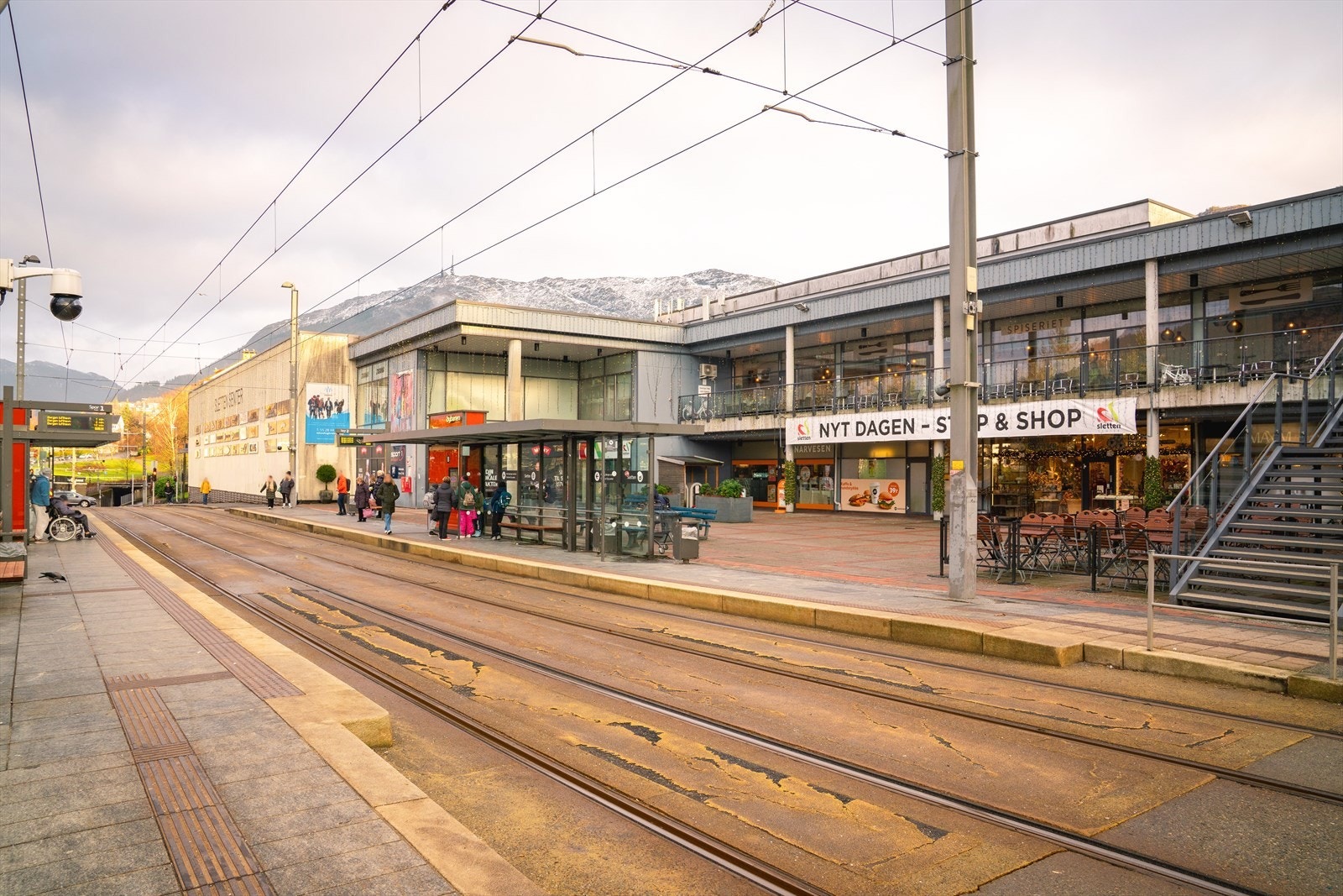 Ca. 10 minutters gange til Sletten Senter med et variert servicetilbud, samt bybanestopp mellom sentrum og Flesland. Galleribilde