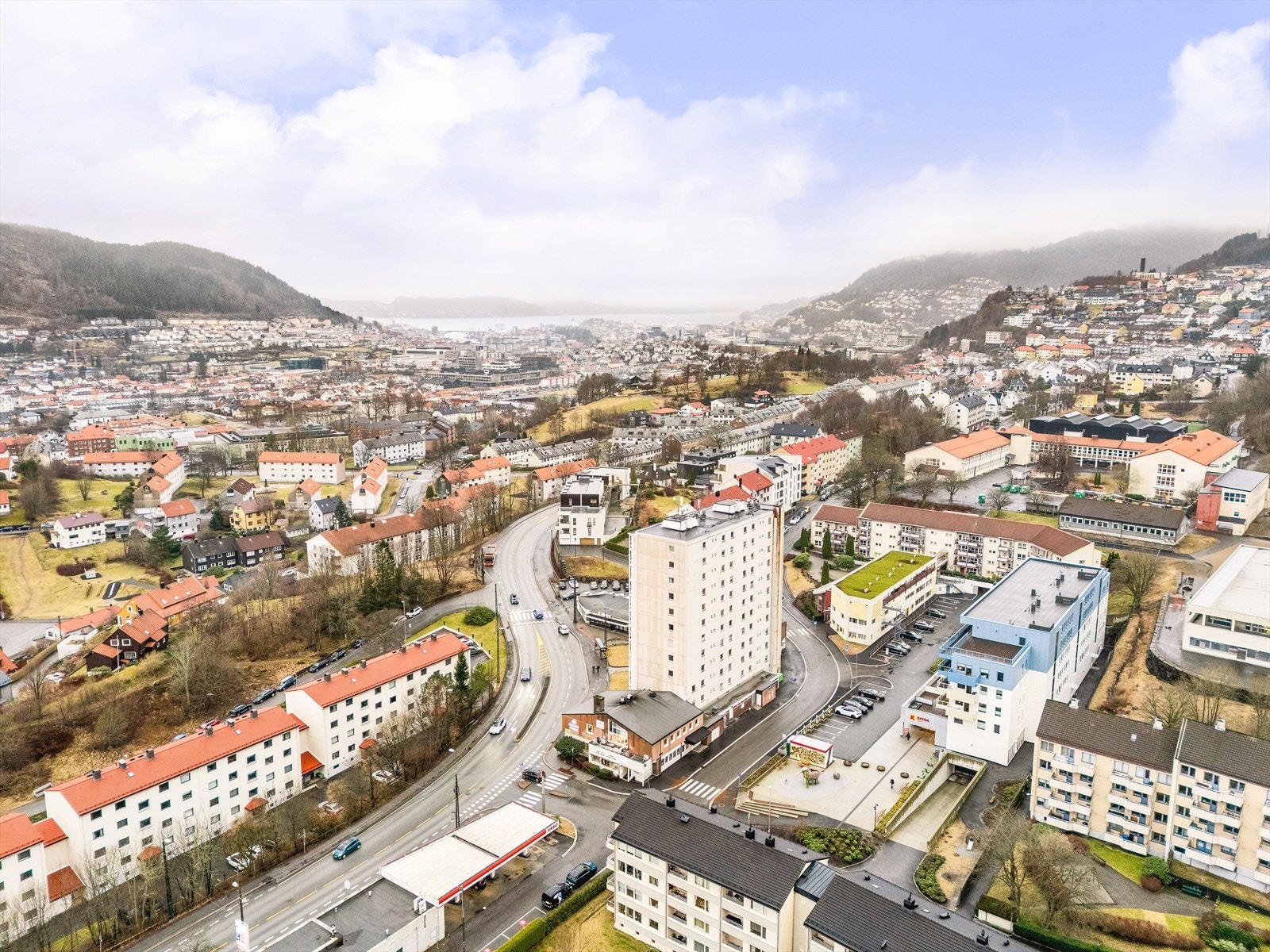 Området er veletablert og kjennetegnes av en god blanding av unge og eldre beboere. Her bor du sentralt, naturnært og komfortabelt - et sted det virkelig er godt å bo! Galleribilde