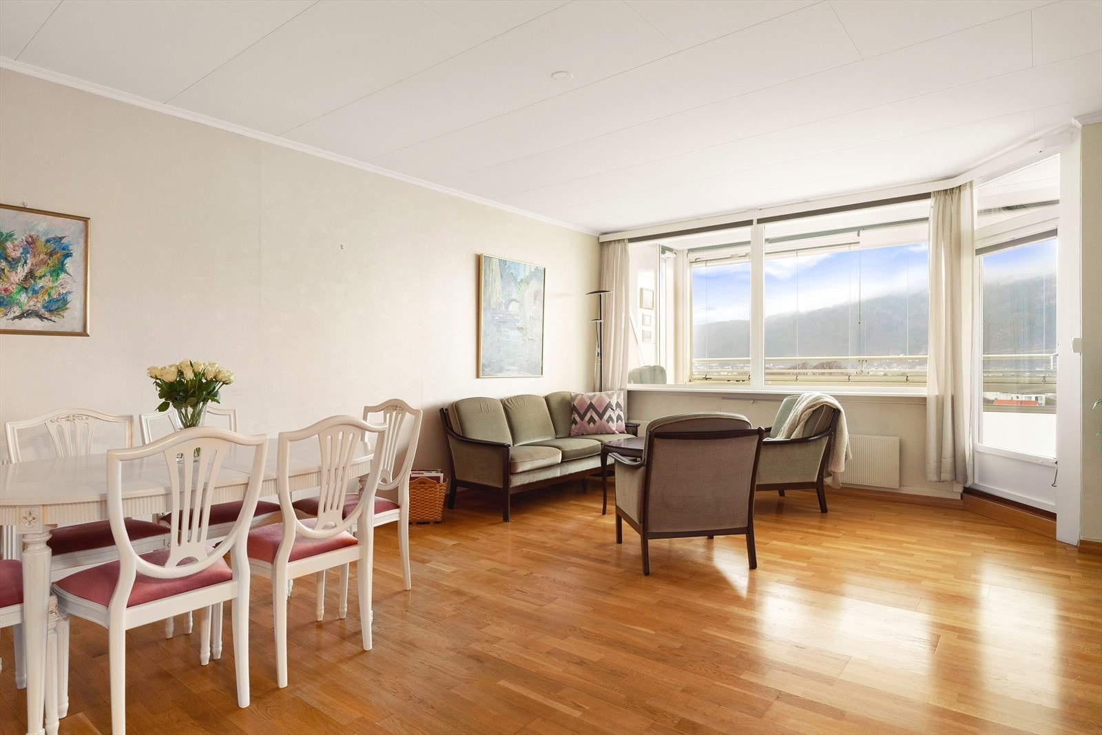 Det er tre-stav eikeparkett i alle rom (unntatt bad og bod). Galleribilde