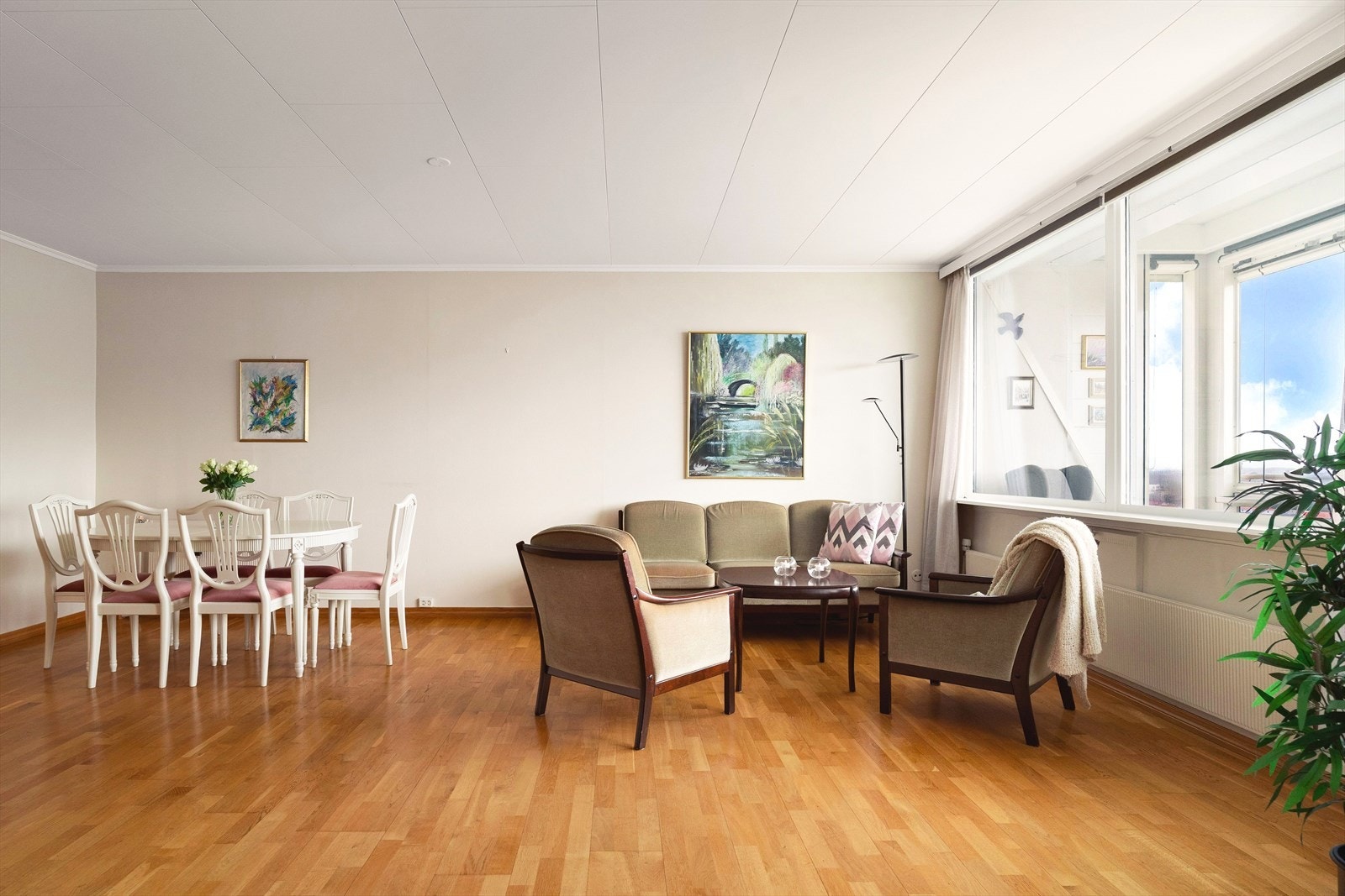 Mye er inkludert i felleskostnadene, blant annet: Kommunale avgifter, forsikring, festeavgift, nedbetaling renter/avdrag andel fellesgjeld, kabel-tv/internett (grunnpakke) og div drift/vedlikehold av fellesarealer/utv bygningsmasse. Galleribilde