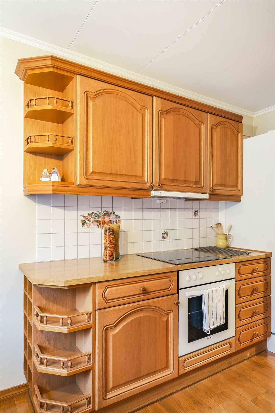 Kjøkkenet ble oppgradert med ny integrert komfyr (Beha) og integrert induksjonstopp i 2024. Det er også lagt keramiske fliser over alle benkeplater for enkelt renhold. Galleribilde