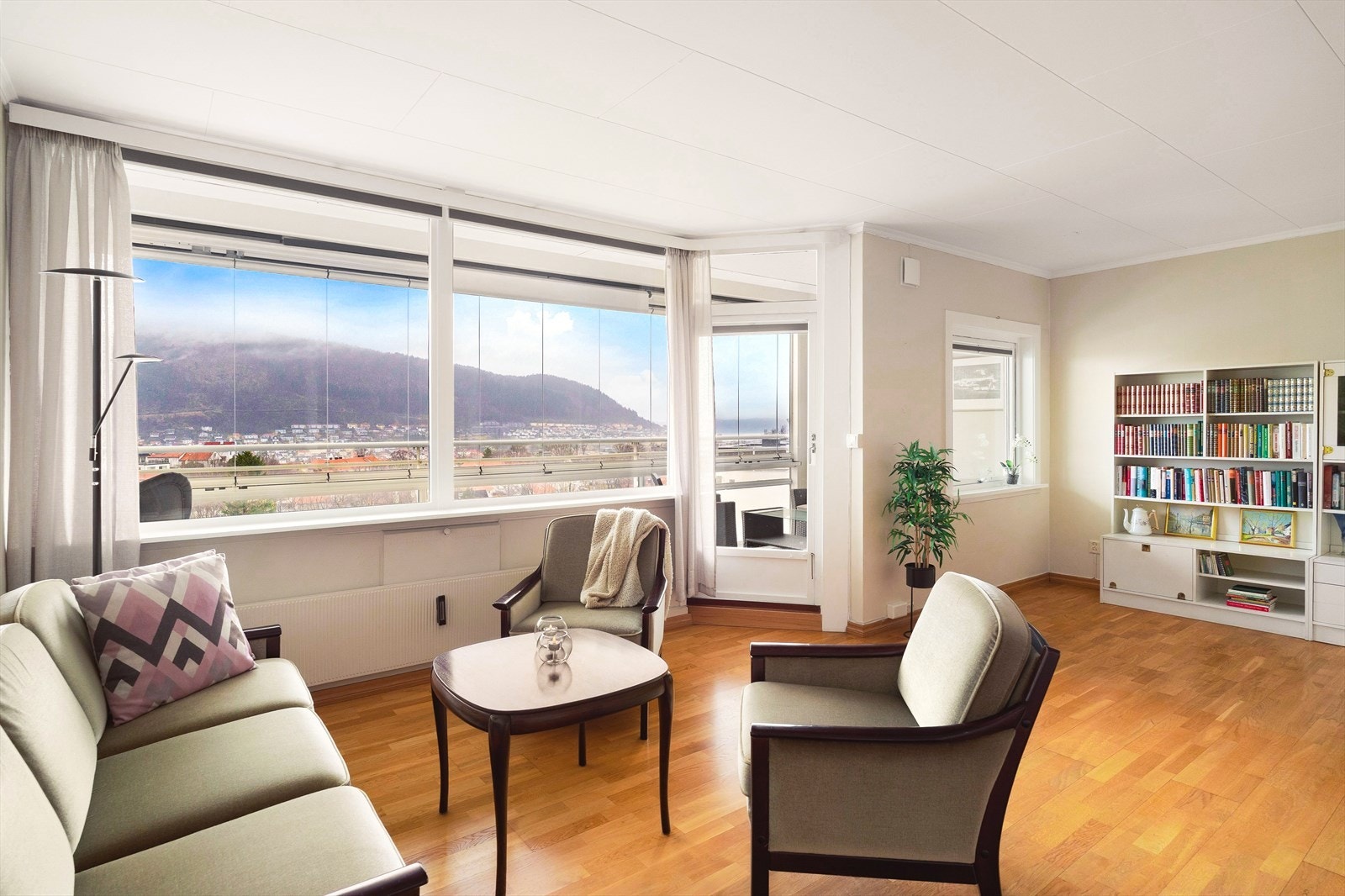 Velkommen til Nattlandsveien 76C, en romslig endeleilighet med flott beliggenhet i den kjente høyblokken på Landås. Galleribilde