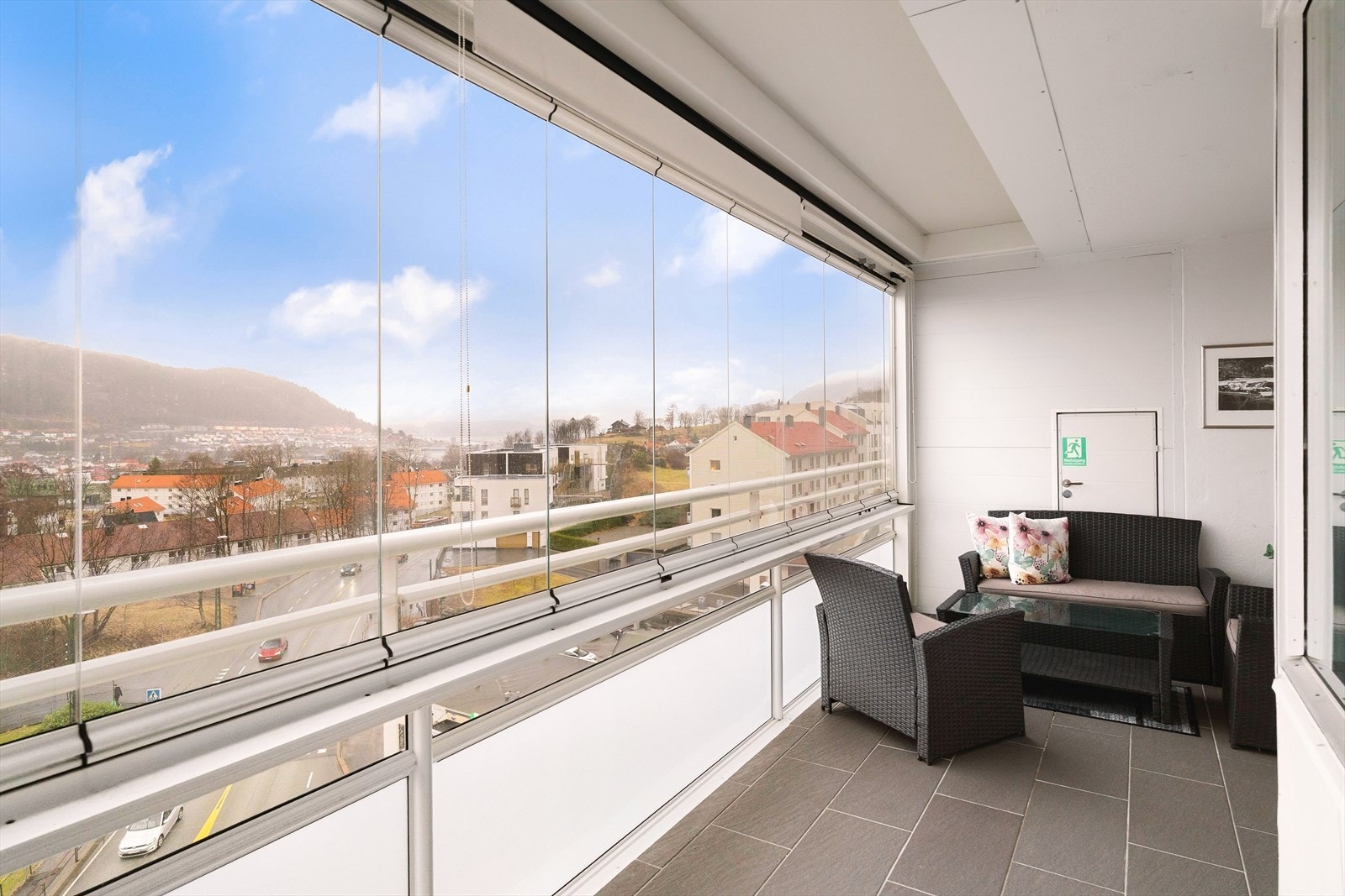 Fra stuen er det utgang til en innglasset balkong på 12,2 kvm. Balkongen stod nyoppført i 2012 i regi av boliglaget. Denne fungerer som en naturlig forlengelse av stuen store deler av året. Galleribilde