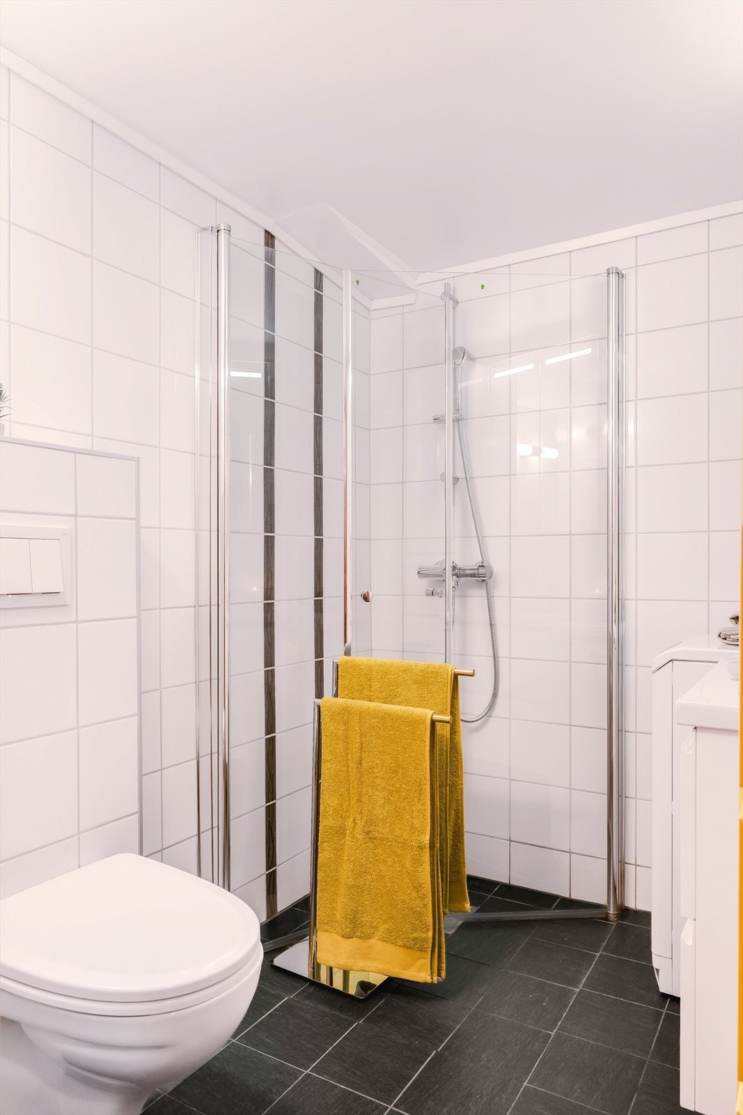 Boligen har et moderne helfliset bad på 3,3 kvm. Badet ble modernisert i 2018. Arbeidet ble utført av Hundvin & Monsen VVS AS, Elvaas Mur og Flis, Sartor Elektro AS og Bratland Bygg & Vedlikehold AS. Det foreligger dokumentasjon på utført arbeid. Galleribilde