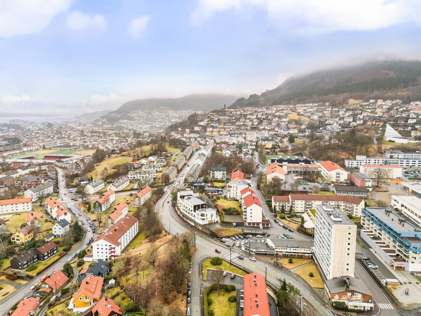 Rett utenfor døren finner du et bredt servicetilbud med blant annet grønnsakshandler, pizzeria, frisør, tannlege, garnbutikk, renseri og bibliotek. Busstopp ligger i umiddelbar nærhet, med linje 6, 20 og 16E til sentrum hvert 7. minutt på hverdager. Galleribilde