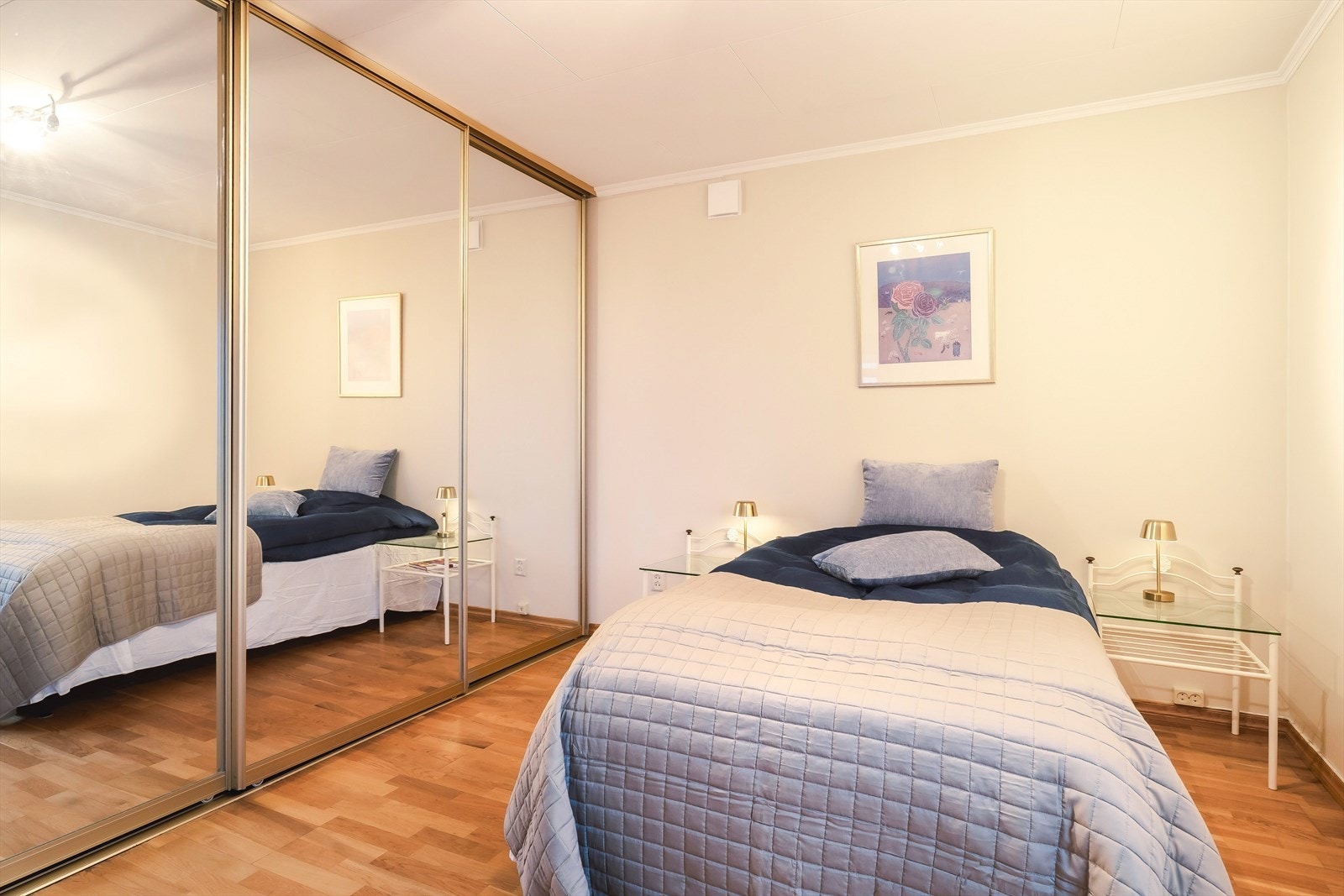 Rommet er lyst og luftig, med vindu vendt mot sør. Rommet er for øvrig innredet med en stor skyvedørsgarderobe med speil for praktisk oppbevaring av tøy. Galleribilde