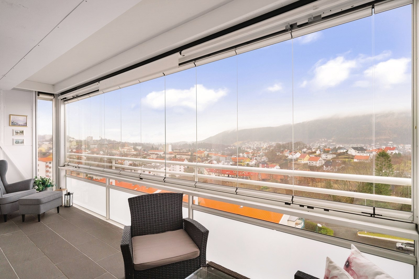 Balkongen er vestvendt, og har meget gode solforhold på ettermiddags/kveldstid. Galleribilde