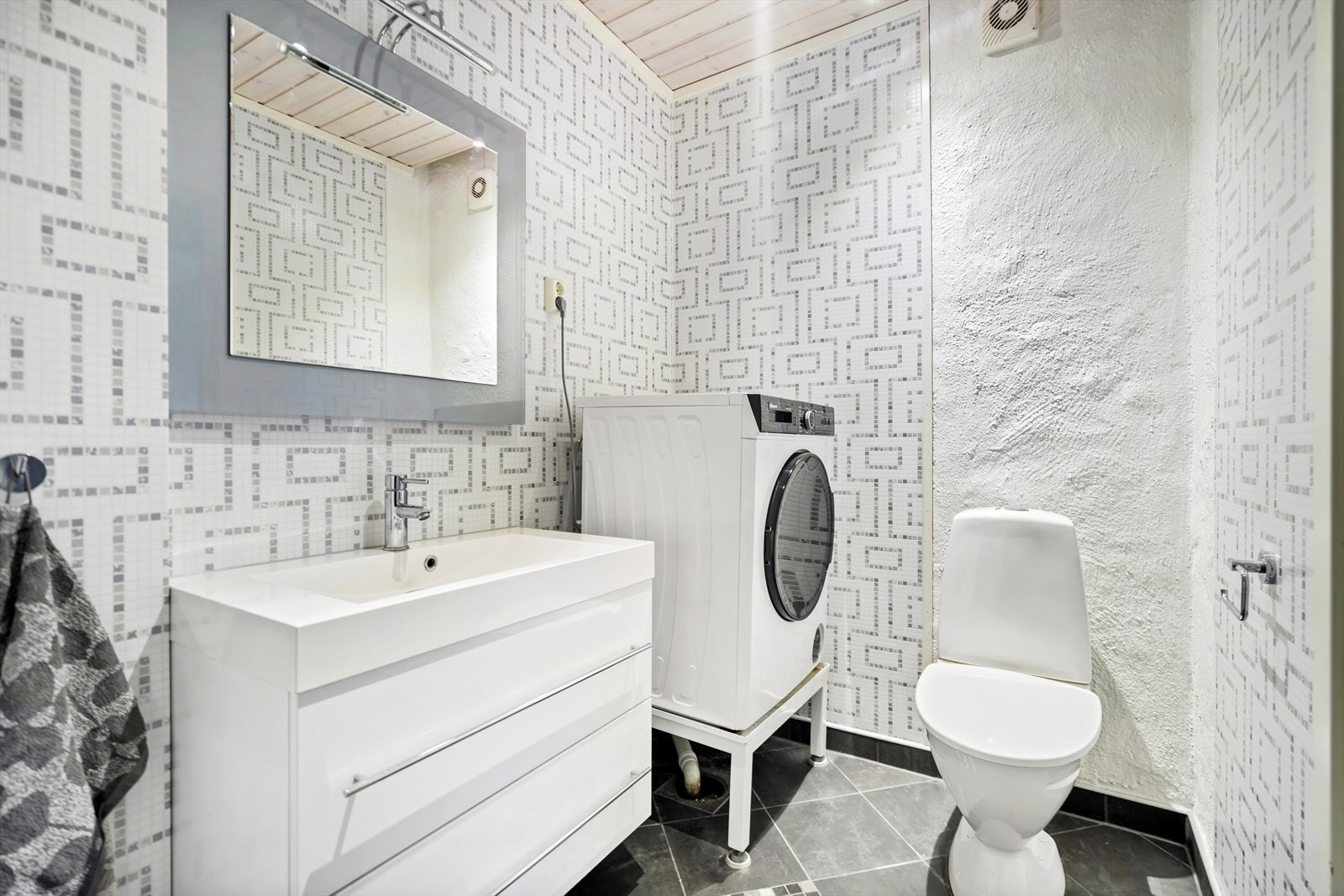 Wc-rom m/opplegg for vaskemaskin Galleribilde