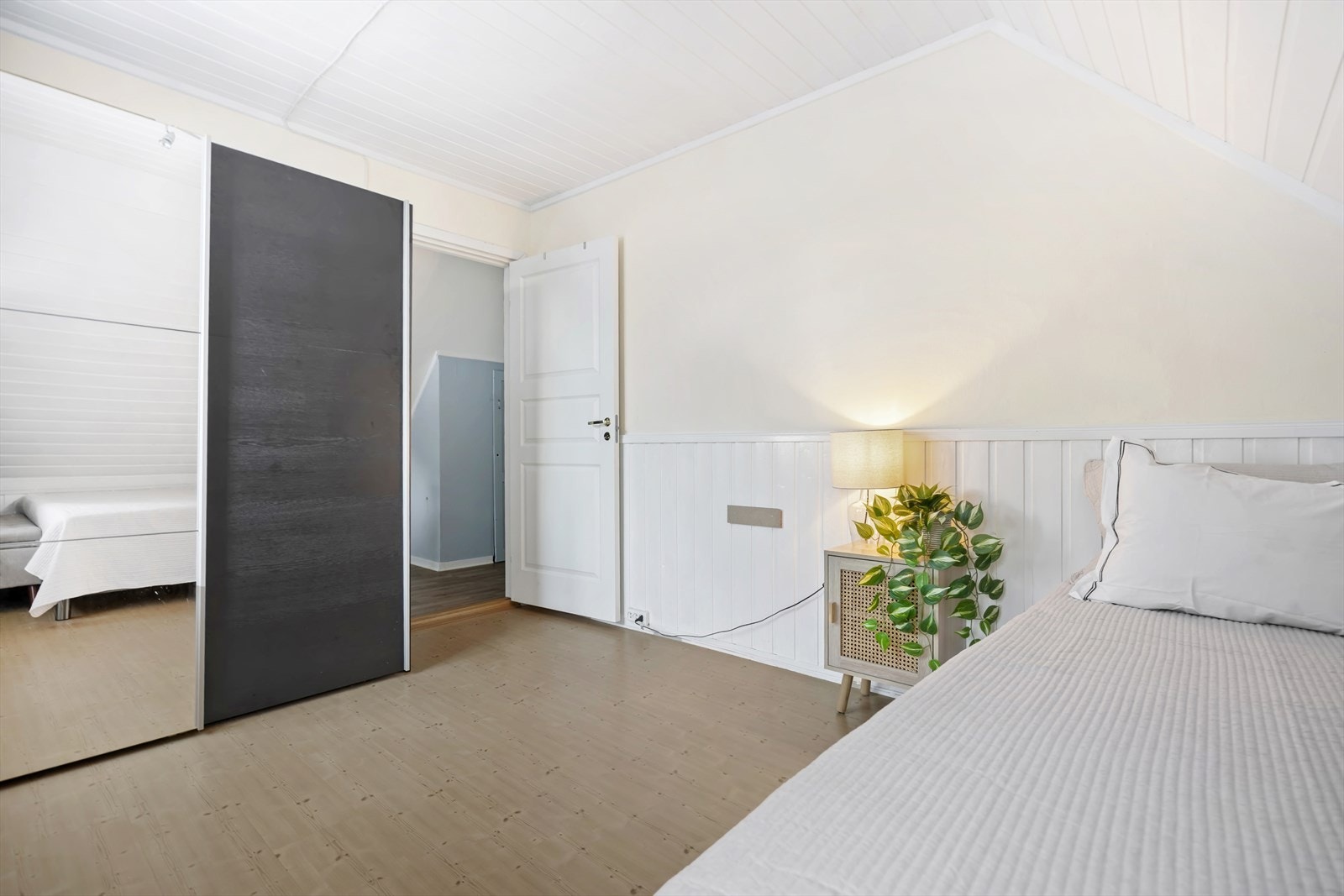 Soverom 1- Garderobeskap som gir godt med oppbevaring. Galleribilde