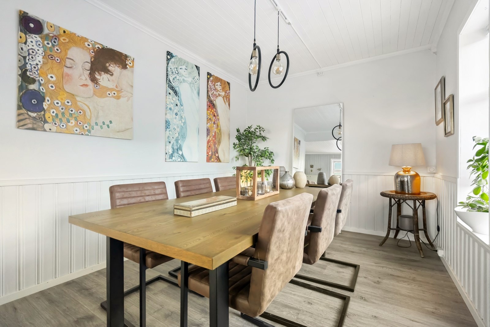 Romslig spisestue med god plass til store spisestuemøbler - perfekt for hyggelige middagsselskaper. Galleribilde