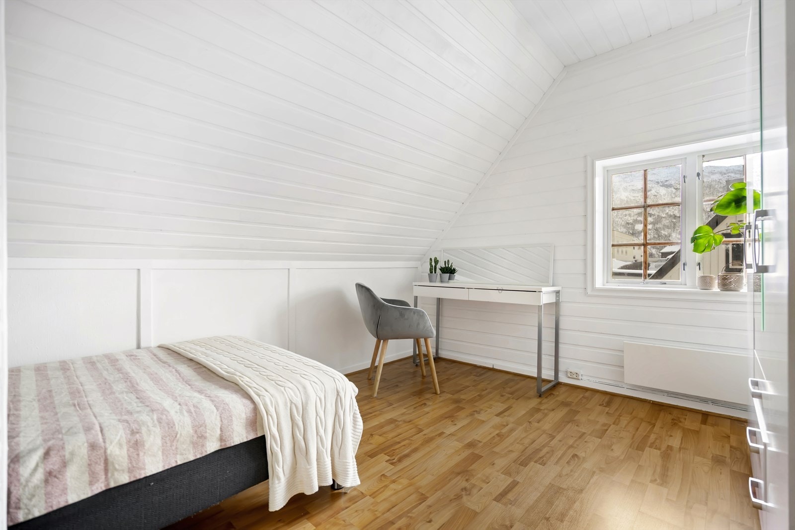 Soverom 3- Her er det plass til både soveromsmøbler og kontorpult. Galleribilde