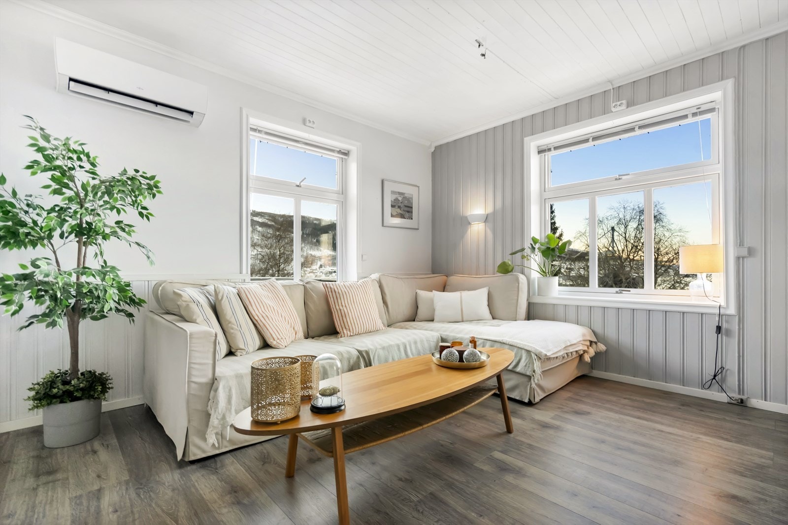 Stue med flere vindu gir rikelig med lysinnslipp og skaper en luftig atmosfære. Galleribilde