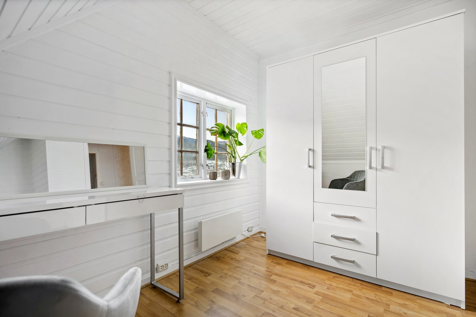 Soverom 3 har garderobeskap som gir godt med oppbevaringsplass. Galleribilde