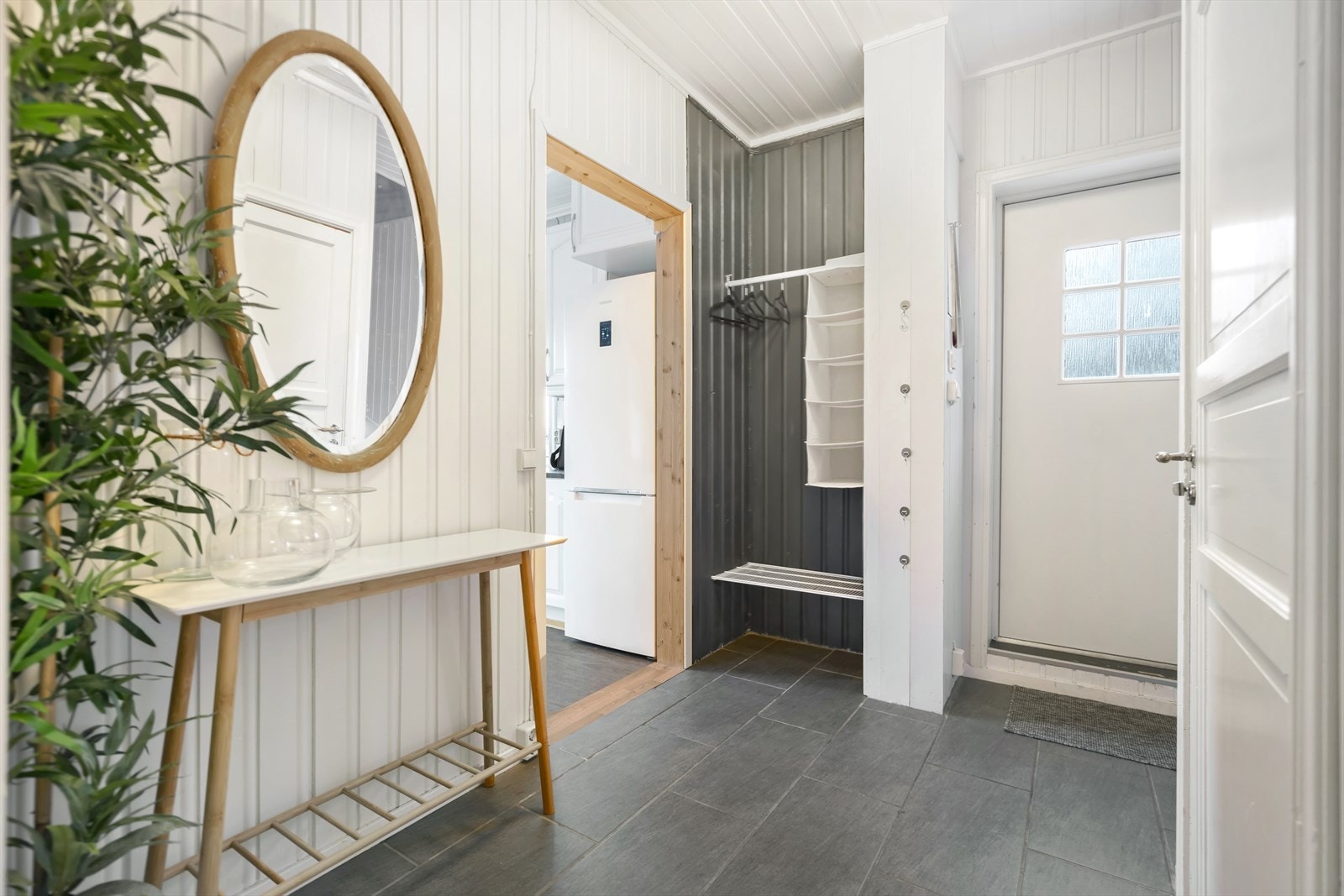 Romslig entré med plass for oppbevaring av yttertøy. Galleribilde
