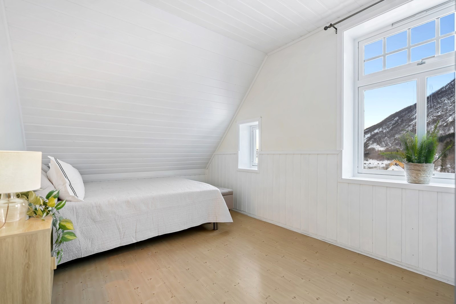 Soverom 1- Et stort soverom med god plass for soveromsmøbler. Galleribilde