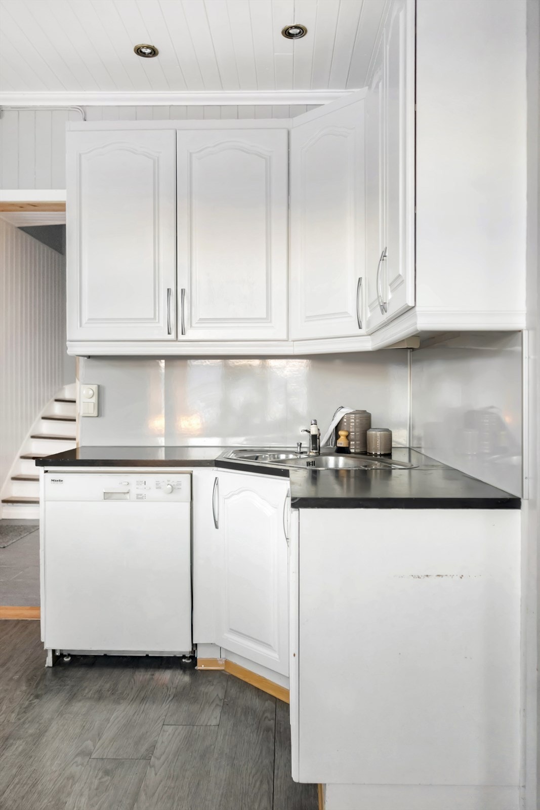 Godt med benkeplass og oppbevaring. Galleribilde