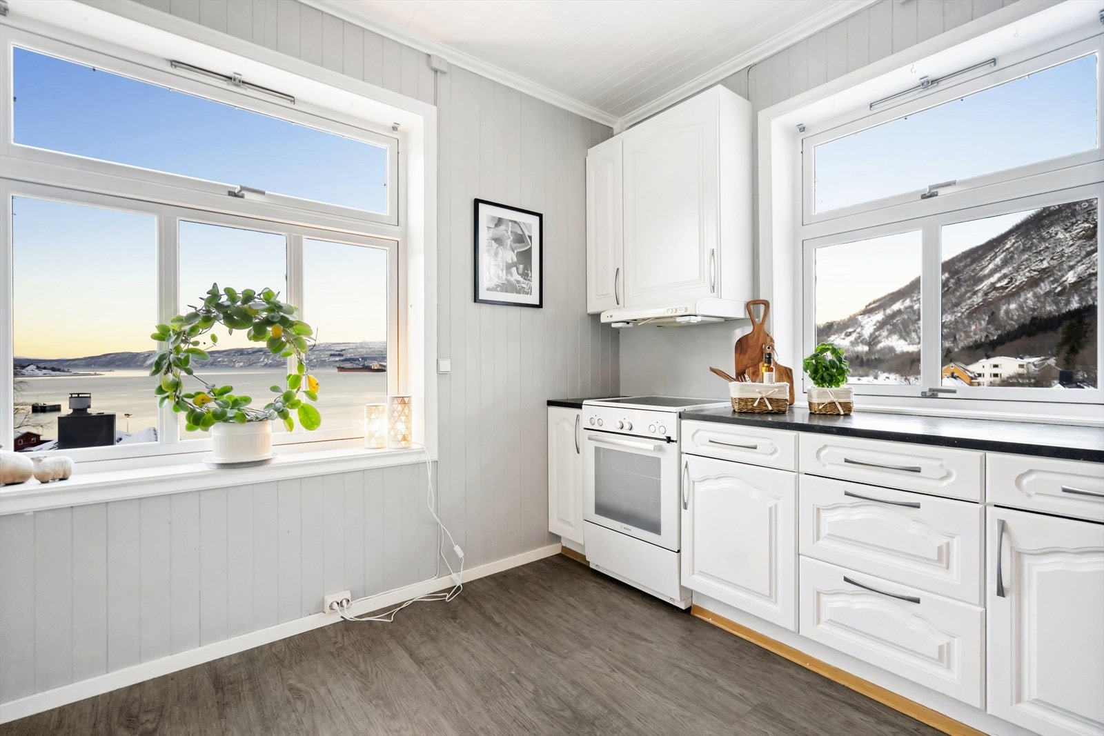 Lyst og romslig kjøkken Galleribilde