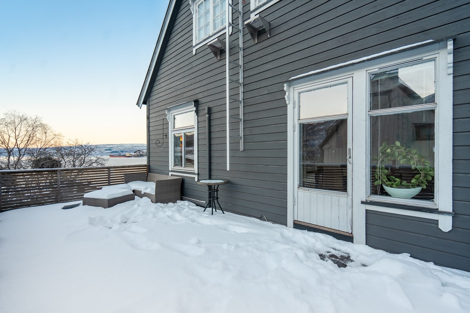 Stor balkong med god plass til møblering. Galleribilde