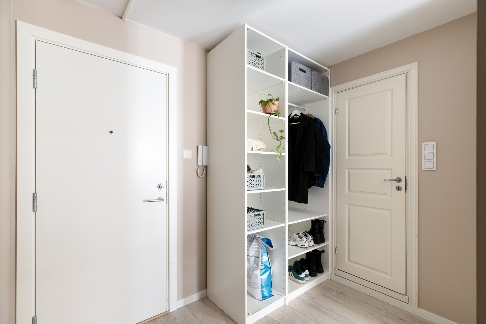 Innbydende entré med et romslig garderobeskap. Galleribilde