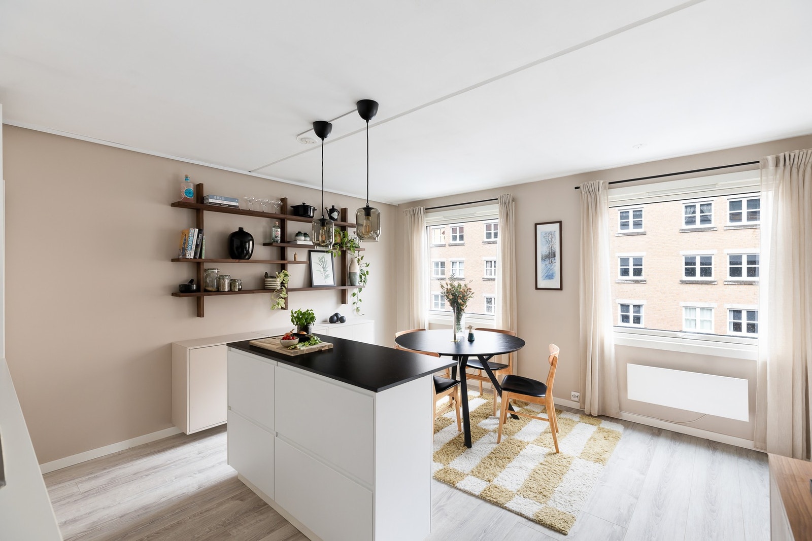 Store vindusflater i boligen sørger for rikelig med naturlig dagslys. Galleribilde