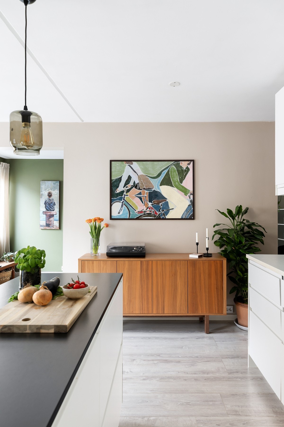 Kjøkkenet har integrerte hvitevarer med platetopp, stekeovn, oppvaskmaskin og kjøle-/fryseskap. Galleribilde