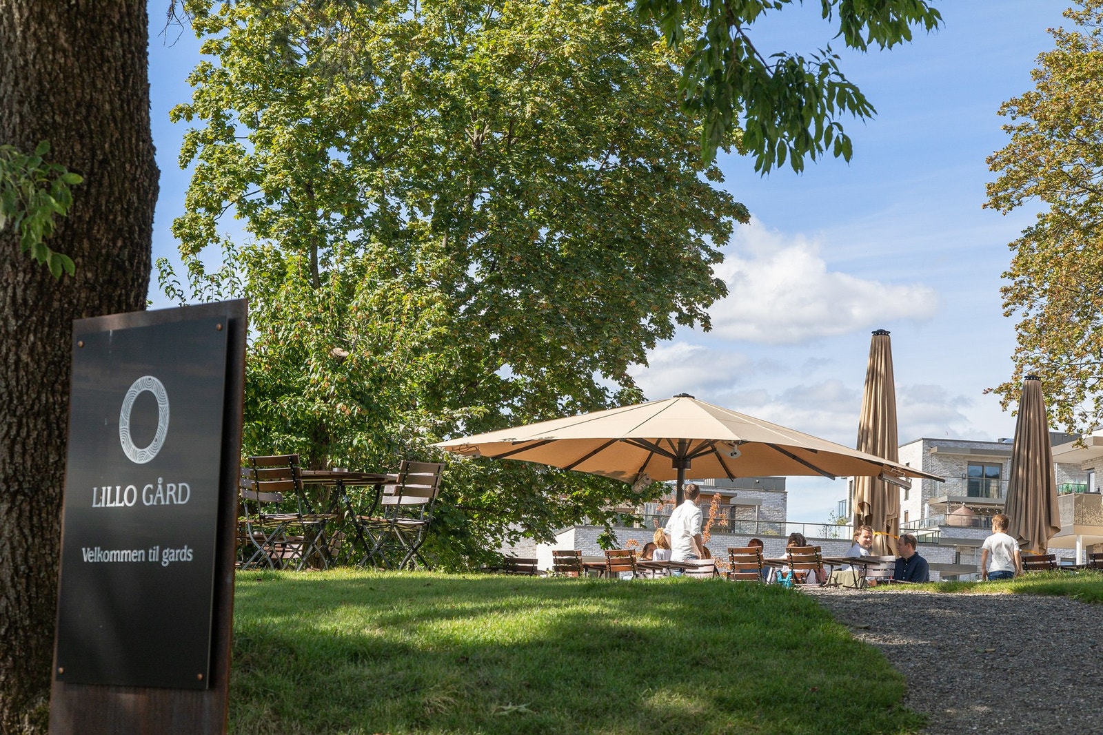 Fantastiske Lillo Gård som ligger like ved leiligheten. Her er det bygget er lite nærsenter rundt det gamle gårdstunet. Galleribilde