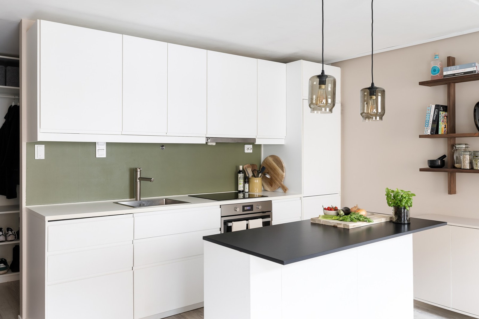 Det lekre kjøkkenet er fra 2016 og har godt med skap- og benkeplass! Galleribilde