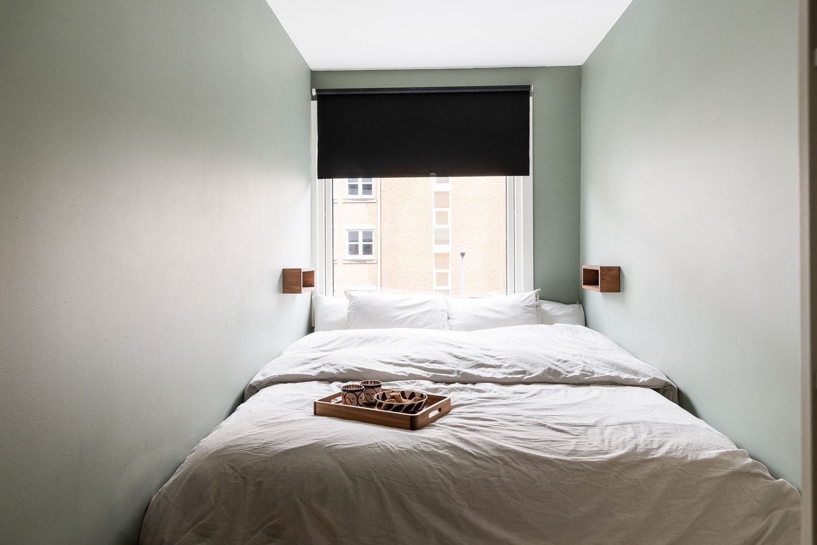 Leiligheten har et koselig soverom med plass til stor dobbeltseng. Sengen har et eget rom til lagring under madrassen. Galleribilde