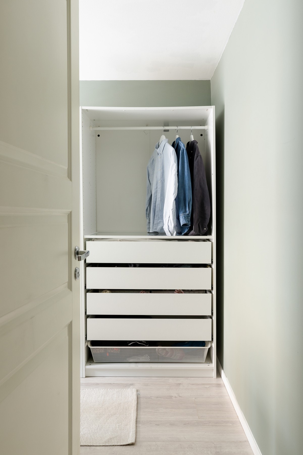 Soverommet har et garderobeskap som gir godt med lagringsplass. Galleribilde