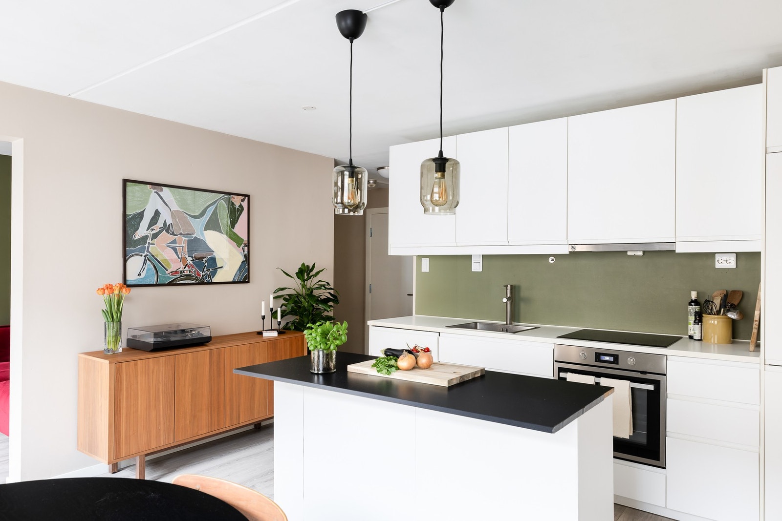 Kjøkkenet er virkelig leilighetens hjerterom med sin sosiale utforming. Galleribilde