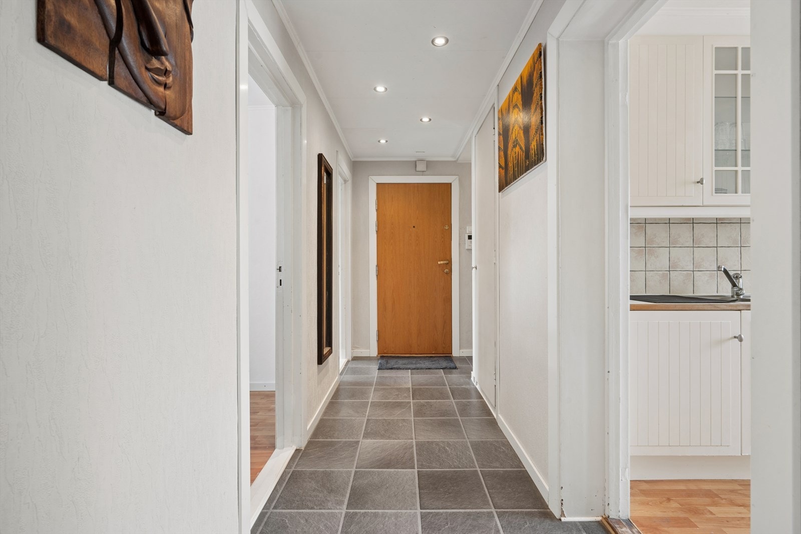 Lys entrè med spotter i taket. Galleribilde