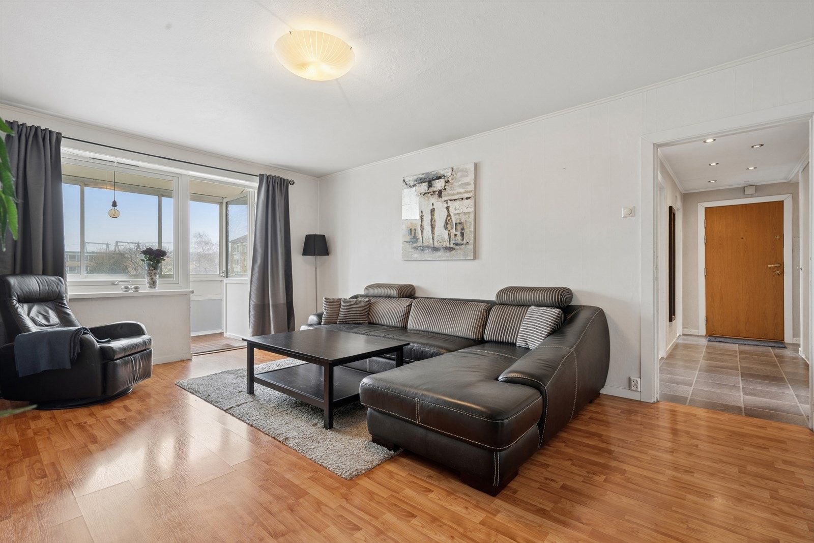 Romslig stue med god plass til stor sofagruppe. Galleribilde