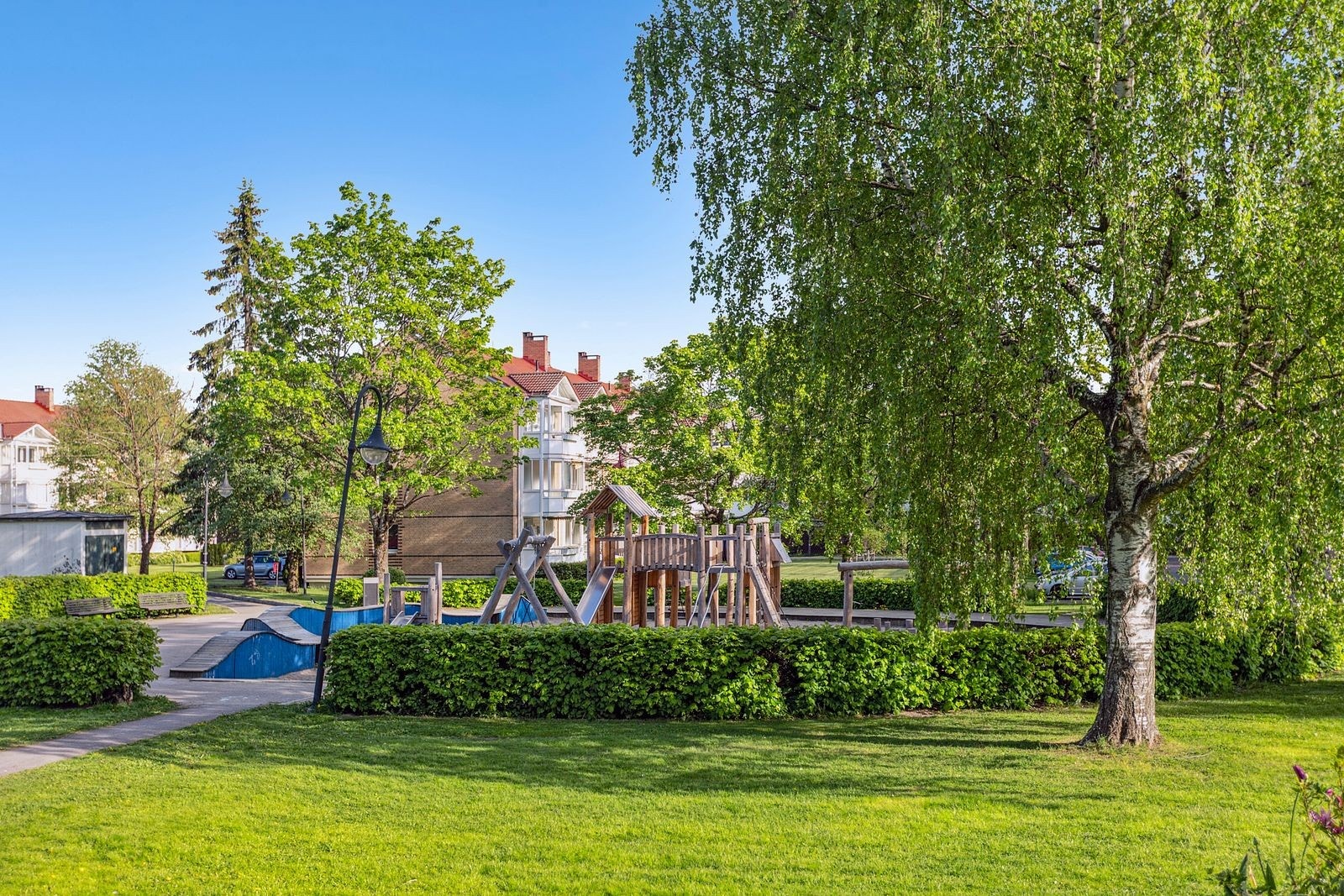 Rett utenfor døren finner du grøntområder hvor både barn og voksne kan få brukt opp litt energi. Galleribilde