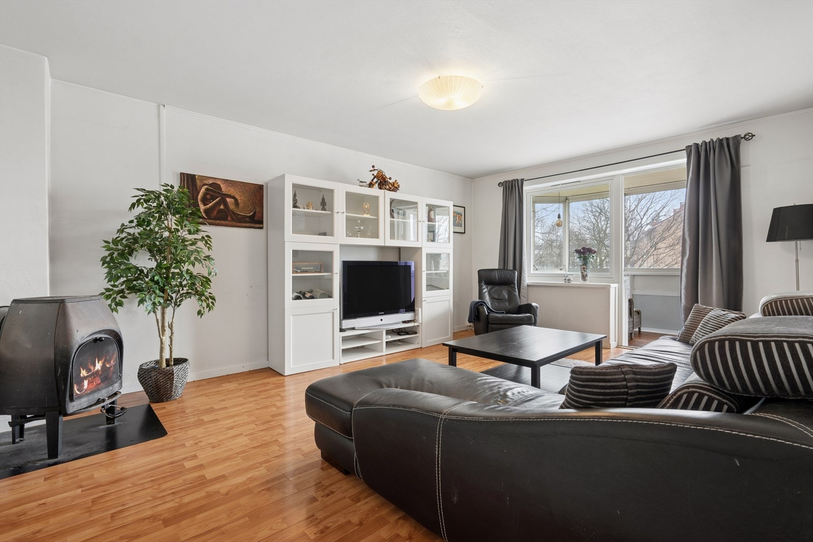 Store vinduer slipper inn godt med dagslys og gir stuen en lys og luftig følelse. Galleribilde