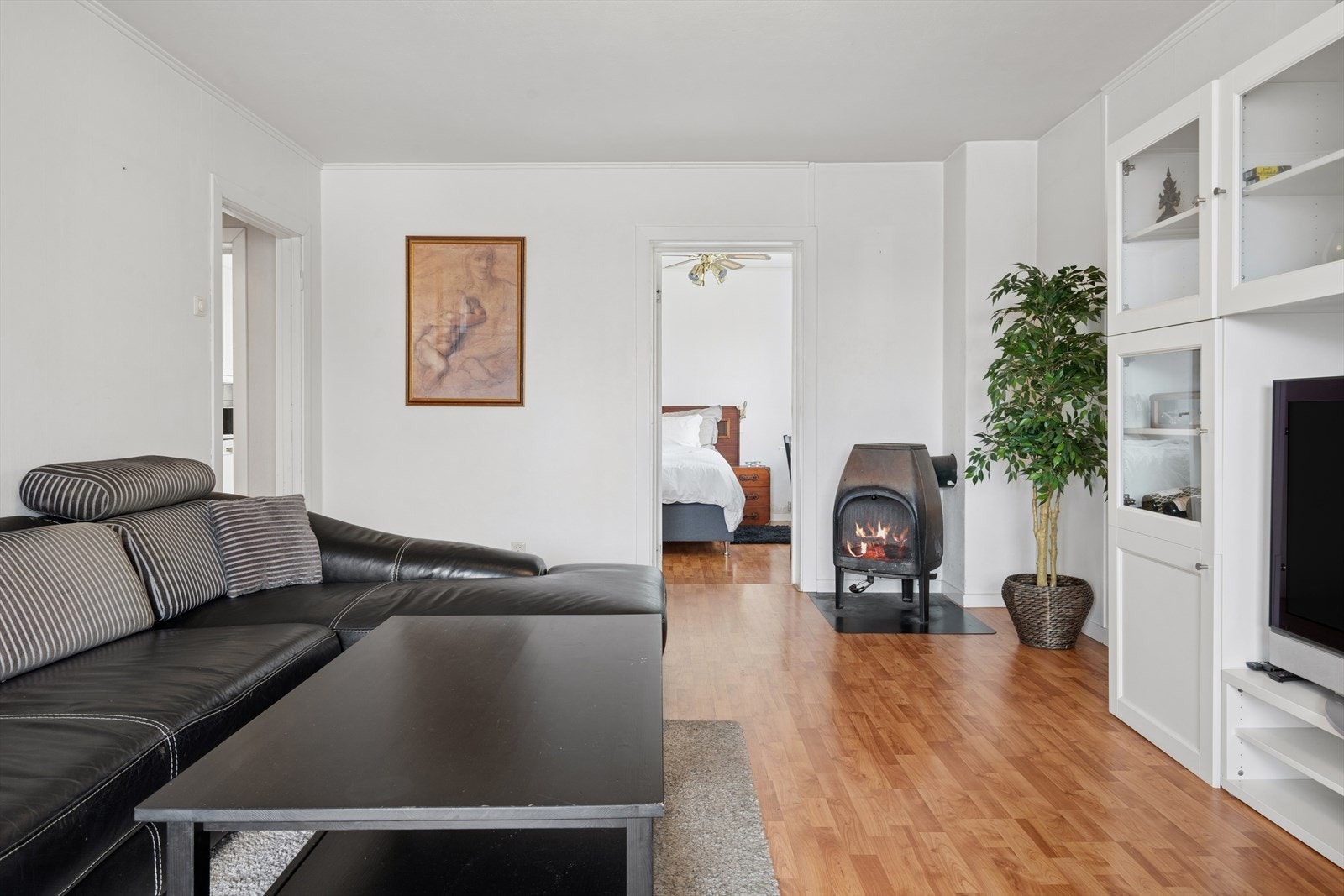 En stue med god plass og naturlig flyt videre til resten av boligen. Her er det enkelt å samle både familie og venner. Galleribilde