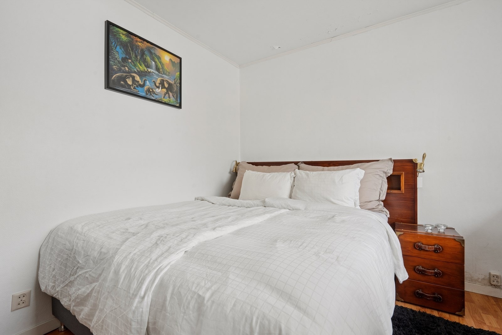 Soverom 1 har god plass til dobbeltseng og nattbord. Galleribilde