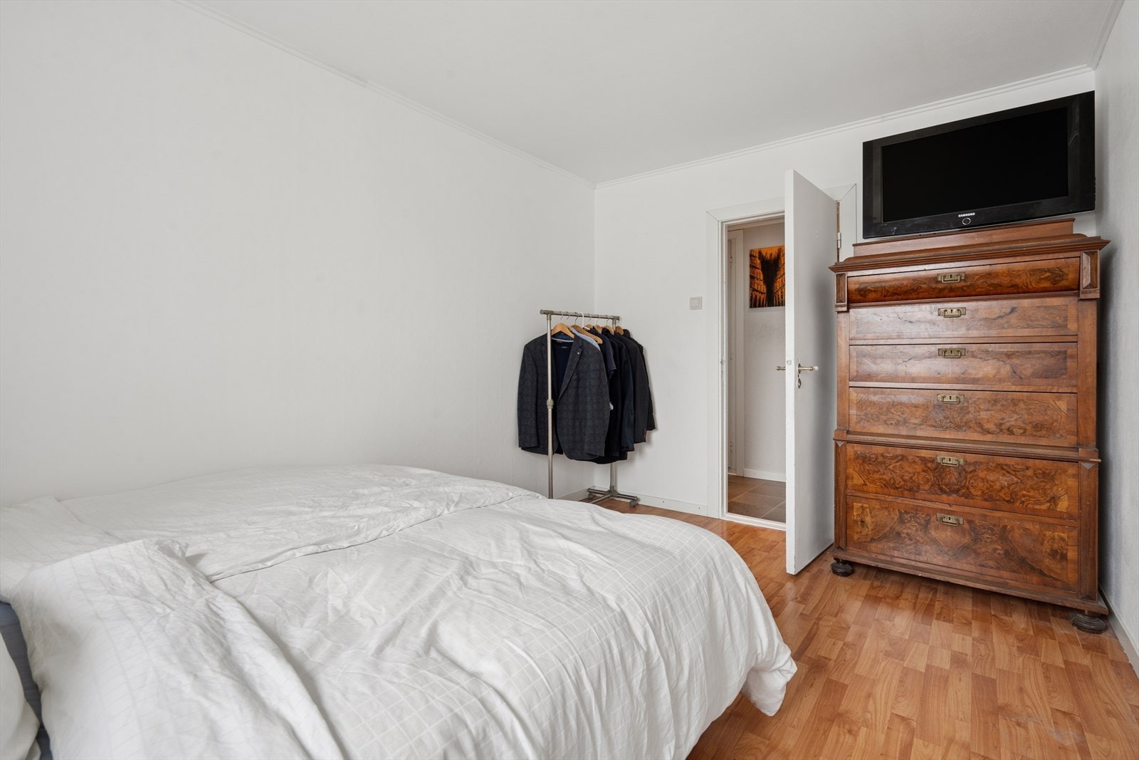 God størrelse på rommet gjør det enkelt å innrede med dobbeltseng, nattbord og garderobe uten at det føles trangt. Galleribilde