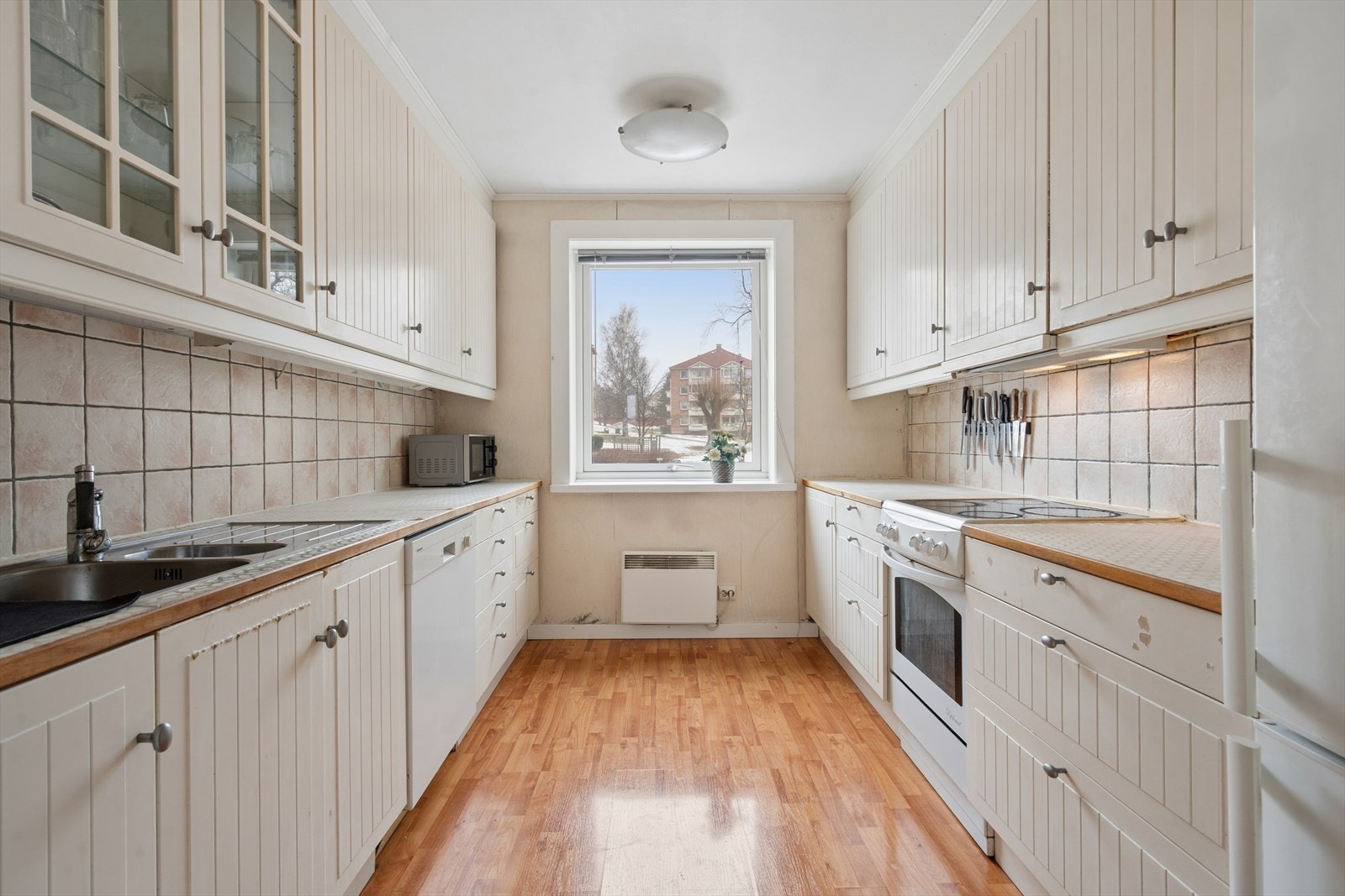 Kjøkken med profilerte fronter og laminat benkeplate. Galleribilde