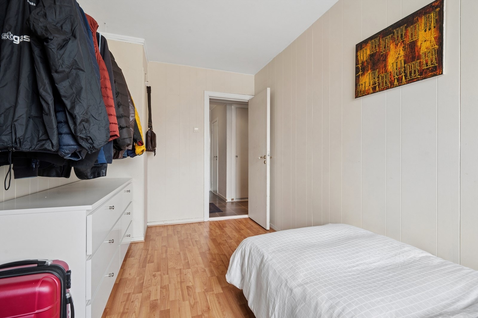 Nok et romslig med plass til dobbeltseng og garderobeløsning. Galleribilde