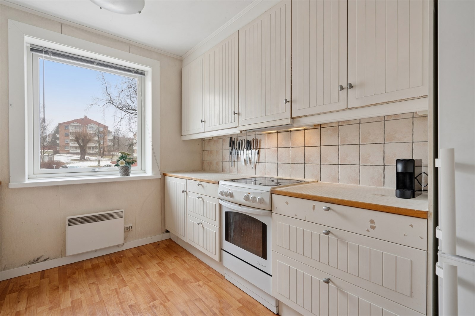 Det er utstyrt med kjøl-/fryseskap, oppvaskmaskin og komfyr. Over koketoppen er det kjøkkenventilator med kullfilter. Galleribilde