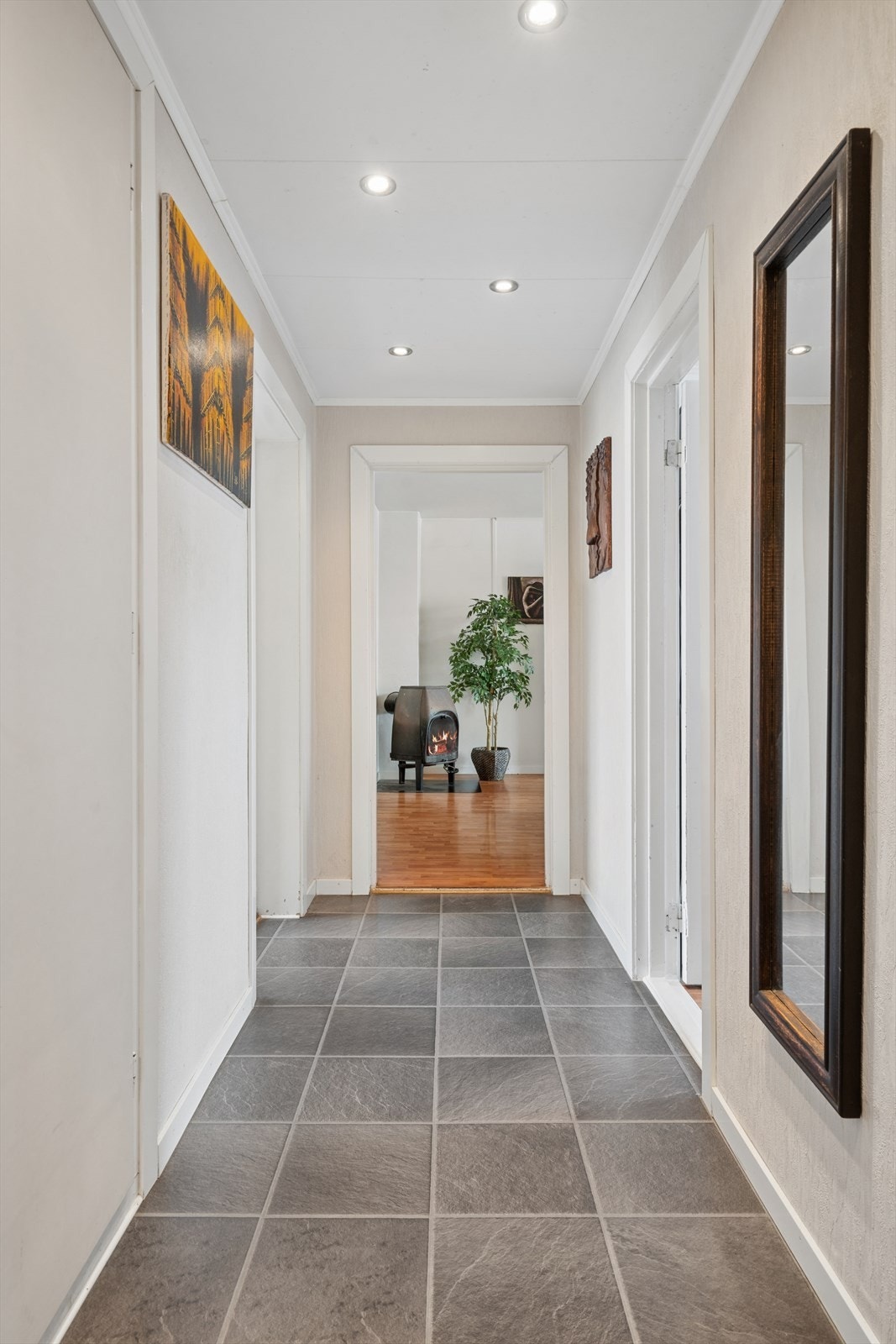 Fra entreen har du tilgang til to soverom, bad, kjøkken og stue. Galleribilde