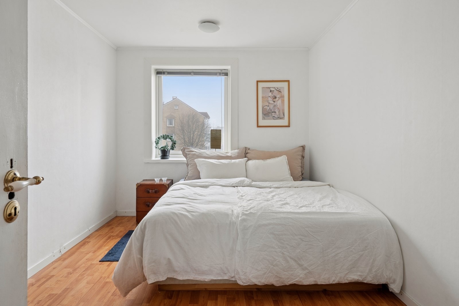 Soverom 2 med god plass til dobbeltseng og nattbord. Galleribilde