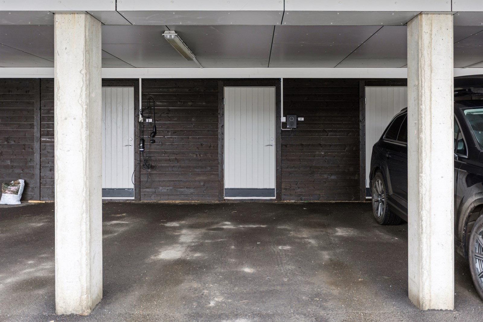 Det medfølger biloppstillingsplass i carport med tilhørende bod. Galleribilde