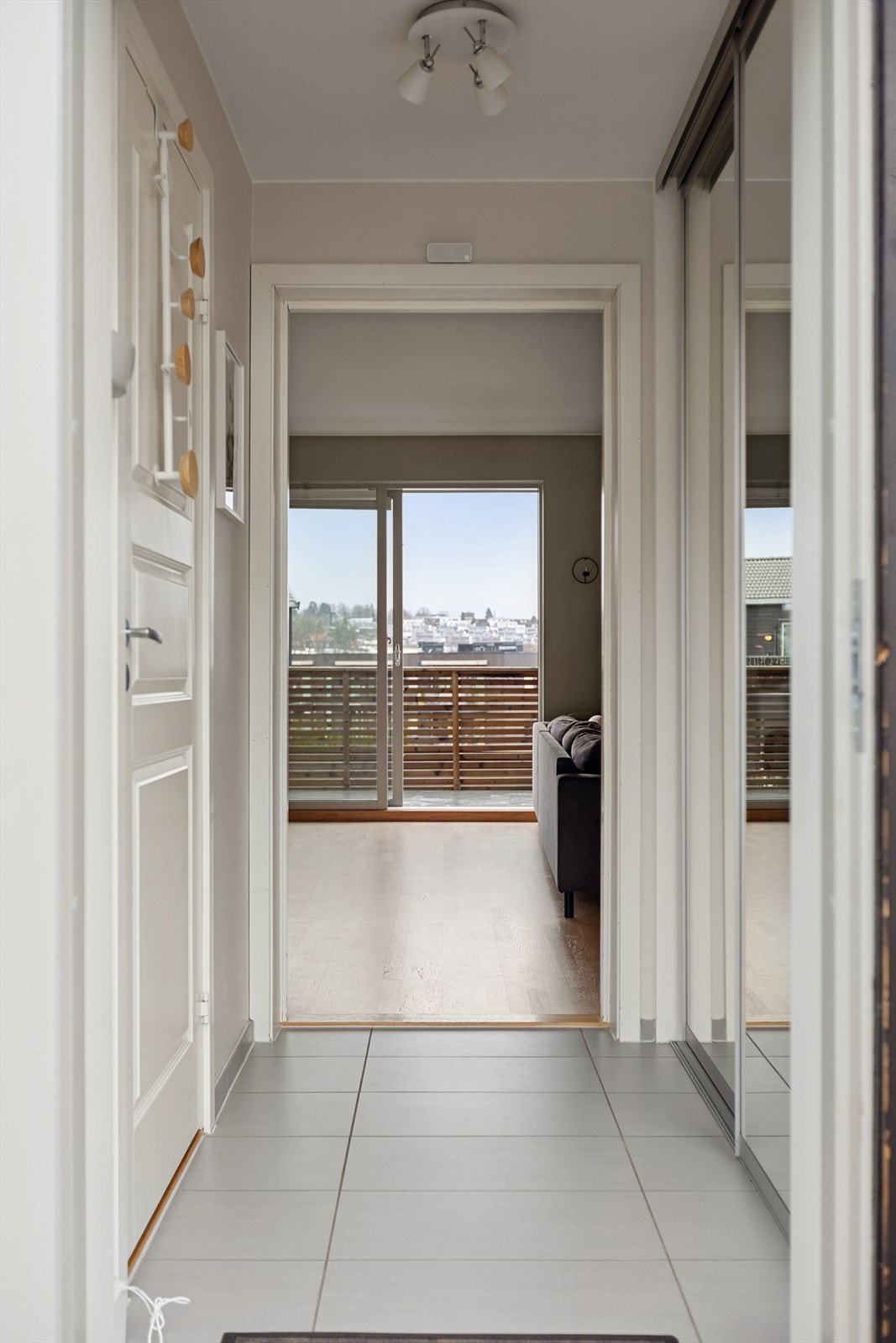 Du kommer inn i entréen, med fliser på gulv, stort garderobeskap og wc. Galleribilde