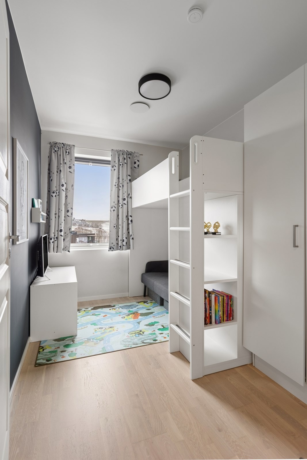 Det er god plass til å møblere etter behov på soverom to og tre. Galleribilde