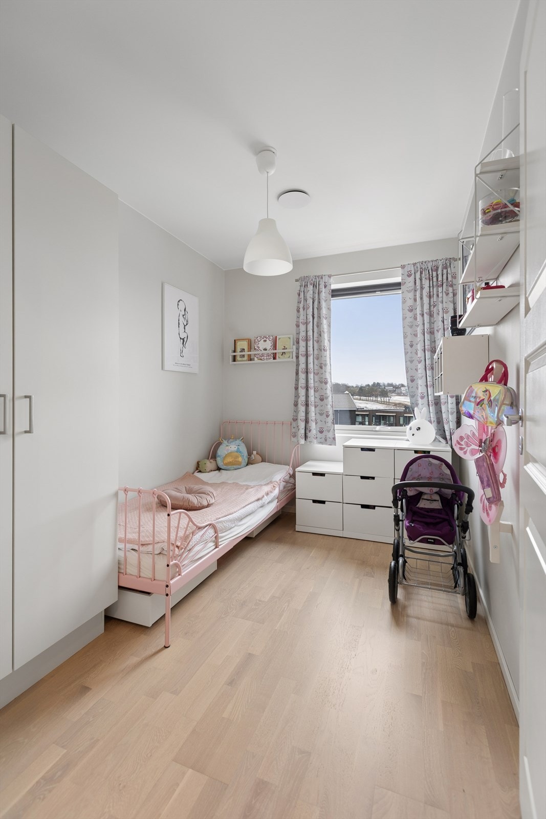 Soverom to og tre passer ypperlig som barnerom, gjesterom, hobbyrom eller kontor. Galleribilde