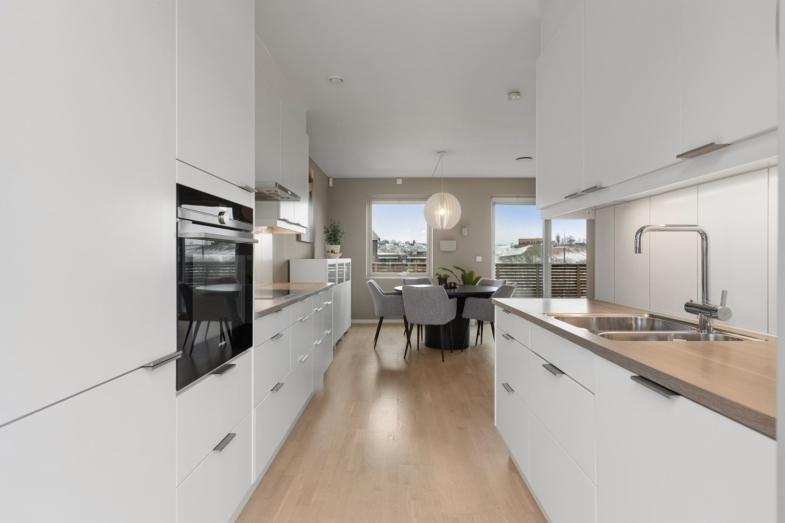 Spisestuen har sin naturlige plassering i forlengelsen av kjøkkenet. Galleribilde